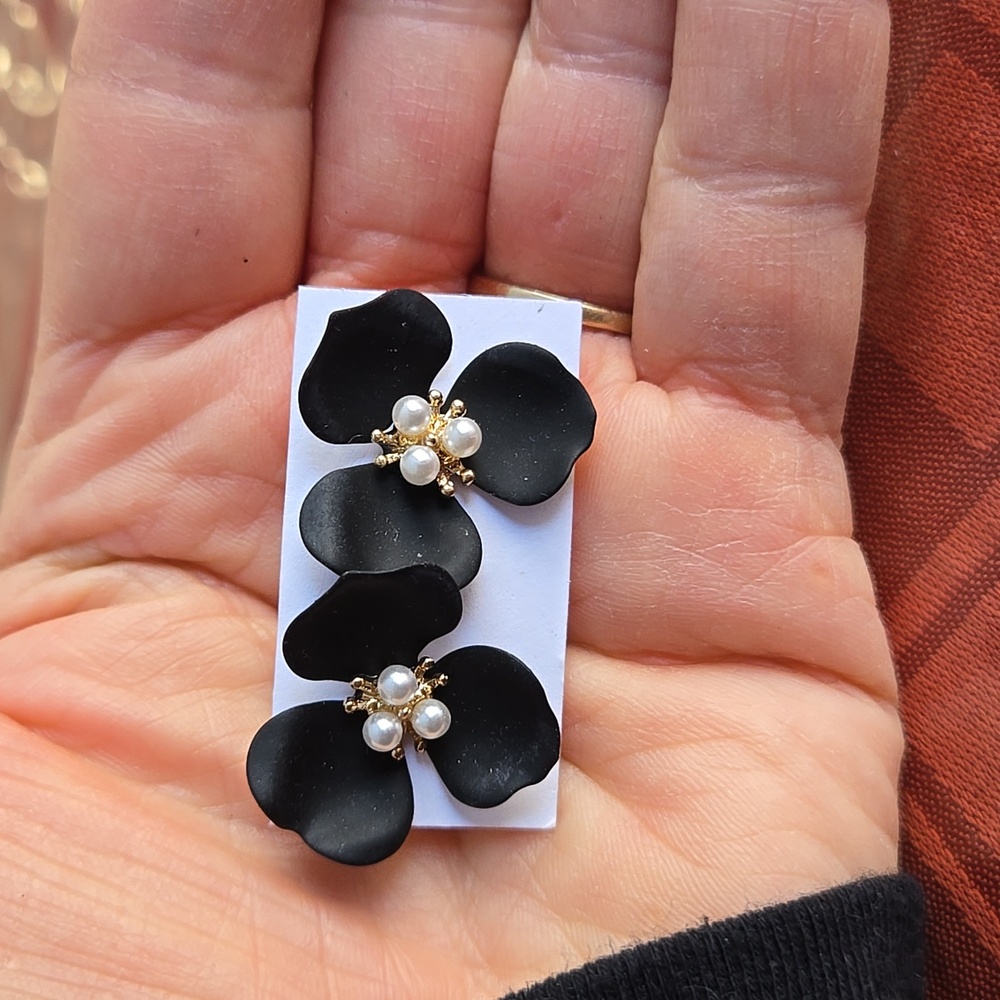 Women's Black Pearl Flower Pierced Earrings